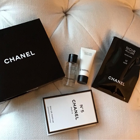 Chanel Essentials Set Glow Forth Bronzer Set-Bronzer, Brush, red bag - Picture 3 of 3